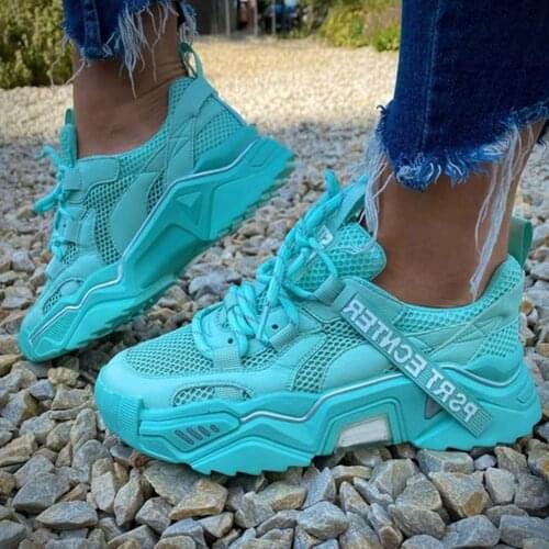 SARAIRIS 2020 INS HOT Big Size 43 Fashion Breathable Breathable Mesh Walking Sneakers Cosy Leisure Women Flats Shoes