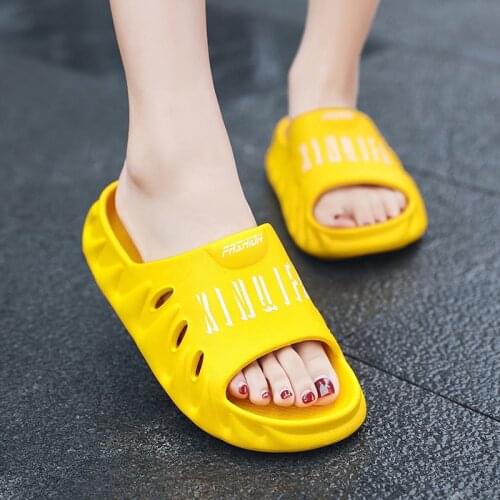 2021 New Men Women Soft Bottom Slippers Summer Bathroom Women Sandals Fashion Indoor Home Couple Yellow Slippers Mens Flip Flops