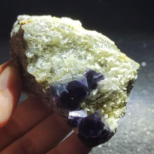 167.3gNatural purple fluorite, white crystal mineral specimen, healing aura energy, home decoration