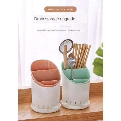 The mould proof shelf of the storage box in the household kitchen holds the quick spoon, the cage and the chopsticks basket