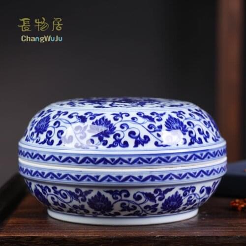 Changwuju in Jingdezhen food container the handmade Ming dynasty blue and white tea cannister as well as storage jar and vase