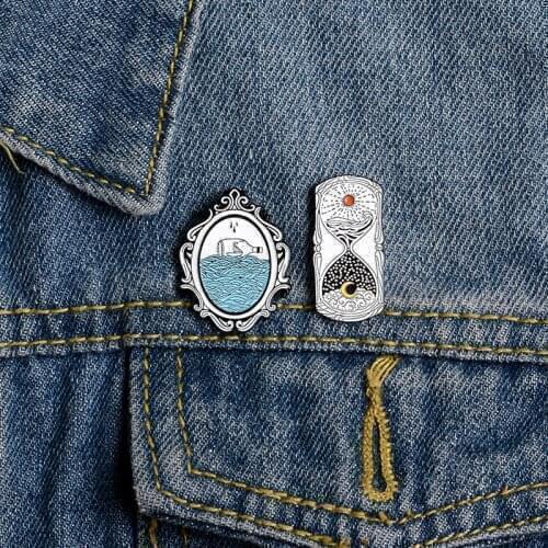 Creative Hourglass Retro Mirror Punk Brooch Enamel Pins Metal Broches for Men Women Badge Pines Metalicos Brosche Accessories
