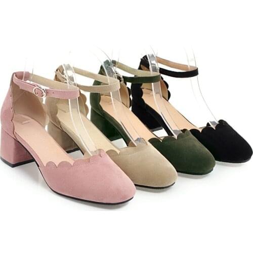 Spring and summer style with a thick buckle with 40414243 buckle with hollow sandals 18515