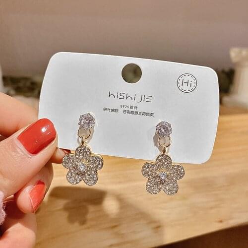 Punk Girl Earrings 2020 Korean Temperament All-match Super Fairy Earrings Flower Crystal Short Earrings Womens Wholesale