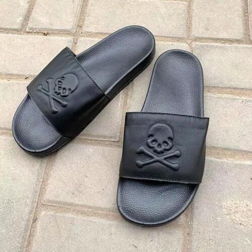 Summer Indoor Soft Flip Flops Casual Flat Shoes Couple Non-Slip Metal Skull Slides Bathroom Sandals Womens/Man Fashion Slippers