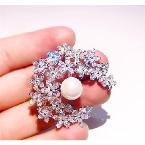 Beautiful Snowflake Pearl Brooches for Women Winter Wedding Bouquet Brooch Pin Jewelry Crystal Snow Flake Broach Christmas Gifts