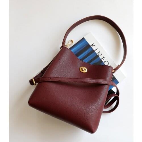 Genuine Leather Handbags New 2021 Commuter Shoulder Bag Wide Shoulder Strap Fashion Messenger Bucket Bag Women