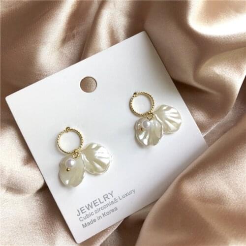 Bohemia Metal Hoop Pearl Shell Shaped Drop Earrings Korean Beach Ocean Style Pendent Earrings for Women Girls Ear Jewelry Gift