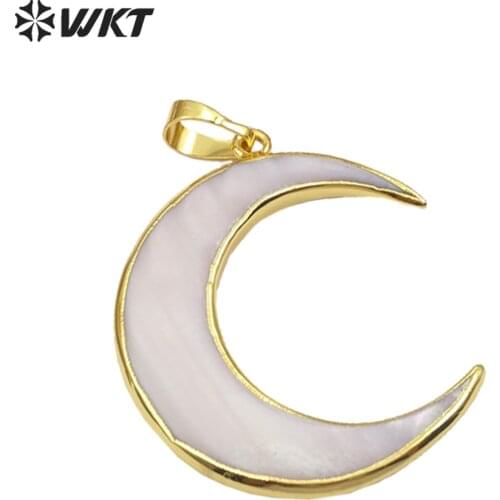 WT-P1138 Wholesale Custom Charming Natural White Pearl Crescent Moon Pendant With Gold Trim Pendant For Fashion Jewelry