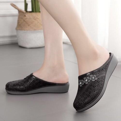 2021 Women Summer Sandals Crocks Hole Shoes Crok Rubber Clogs Woman EVA Unisex Garden Shoes Beach Flat Female Sandals Slippers