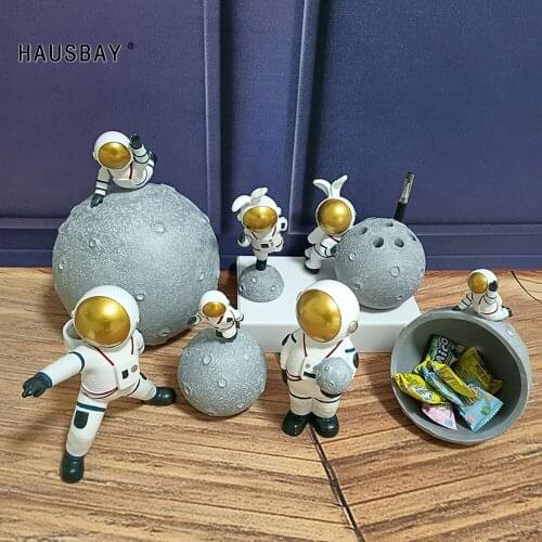 Resin Space Man Figurines Nordic Astronaut Sculpture Desktop Key Storage Creative Pen Holder Home Decoration Ornaments D147