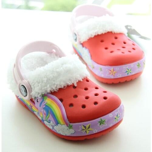 Cartoon Rianbown Kids Clogs Warm Fur Childrens Indoor Shoes Home Hole Mules Light Pins Sandal EVA Flat Kid Shoes