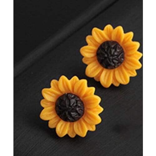 New 1 Pair Golden Sunflowers Earrings For Women Fresh Charming Lovely Cute Simplicity Style Daisy Flower Trendy Ear Studs