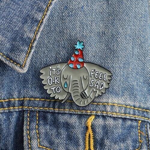 The elephant head is wearing a cute hat and moving out of tears Fashion brooch is suitable for those who love animals