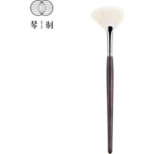 QINZHI Professional Handmade Make Up Brush G089 Fan Shape Highlighter Brush Soft Saikoho Goat Hair Makeup Brushes