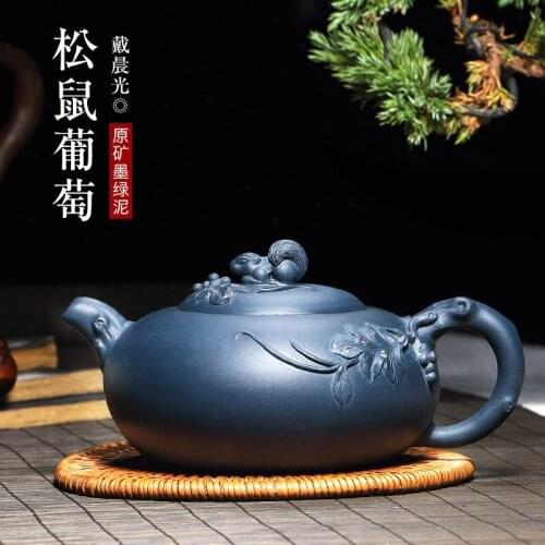 Pot of the yixing manual recommended undressed ore ink chlorite famous embedded cover decal teapot tea squirrel grapes