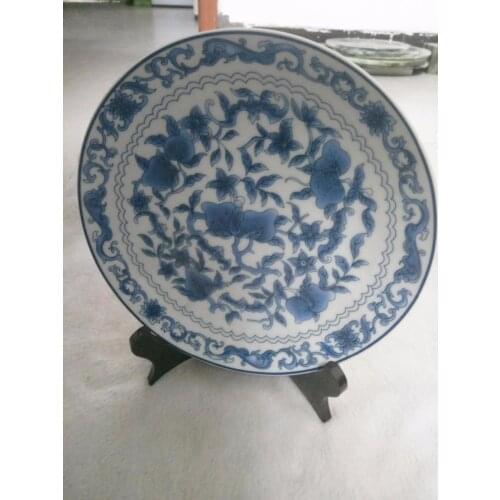 Exquisito chino hecho a mano Placa de porcelana azul y blanca, patrón de flores, que significa rico y favorable