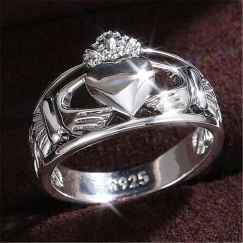 Trendy Luxury Hollow Out Design Hands Holding Love Heart Crown Ring For Women Silver Color Finger Rings Party Couples Jewelry