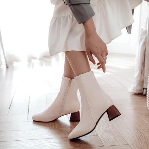 2019 winter new European and American womens shoes with thick heels and plush fashion boots