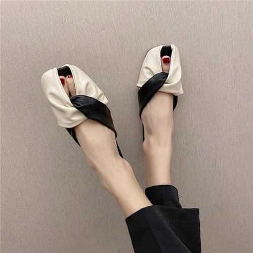 2021 Womens Slippers Summer Pu Womens Sandals Black and White Two Color Beach Slippers Half Pack Cool Slippers Muller Shoes