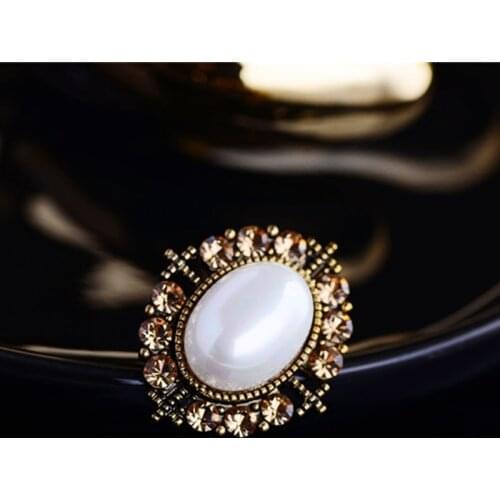 Vintage Artificial Rhinestones Lapel Pin for Women Lovely Baroque Pearl Collar Pins AlloySmall Brooch Summer Accessories