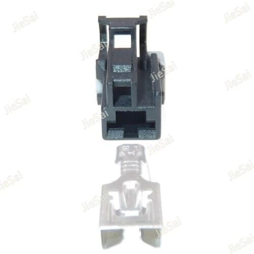 1 Pin Automobile Large Current Wiring Terminal Connetor 6.3 Series 7123-6013-30 Plastic Housing Unsealed Socket