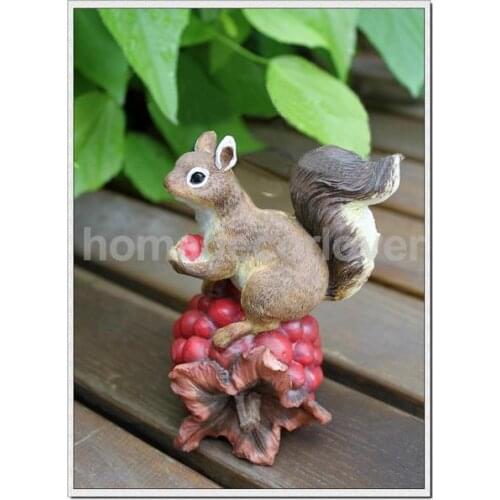 2pcs Indoor Art Resin Emulation Squirrel Collectable Garden Statue Decoration