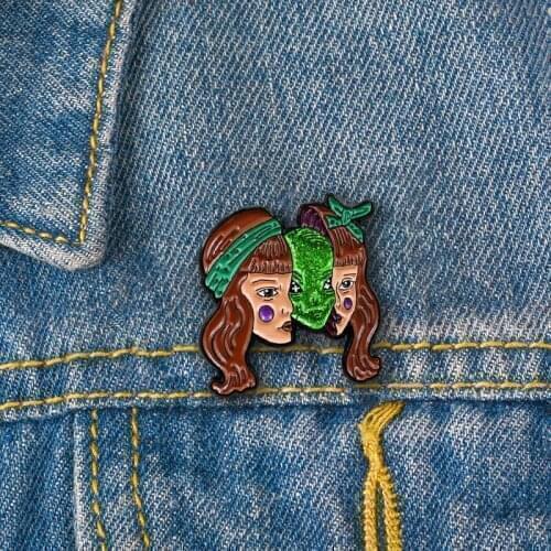 Alien monster squeezed into the head exaggerated enamel brooch scientist Halloween denim clothing backpack jewelry gift