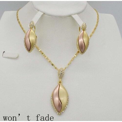 2019 NEW unique gold necklace collocation fashion circular pendant earrings jewelry for women in Dubai Will not fade SET