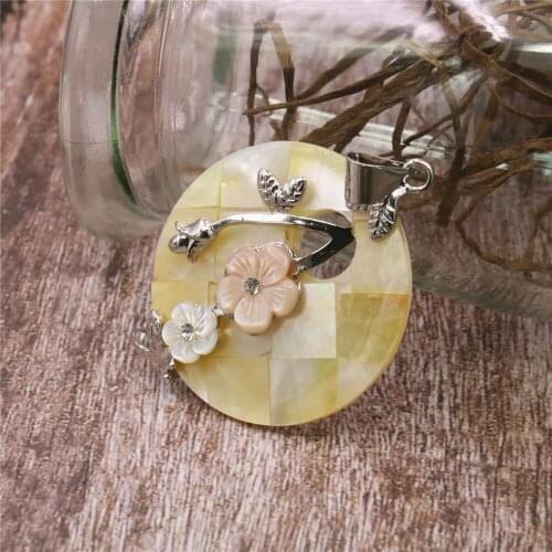 Yellow Natural Abalone Shell Round Shape Inlaid Flower Shape Necklace Pendant Accessories Crafts Womens Gift Y583 Free Shipping