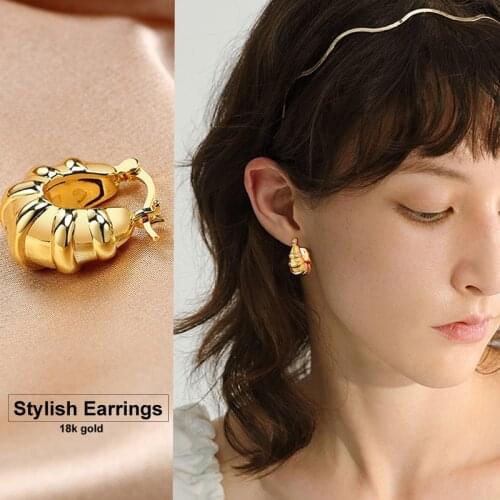 Croissant Hoop Earrings Golden Chunky Earrings with Heart Logo Women C Shape Tiny Huggies Minimalist Jewelry