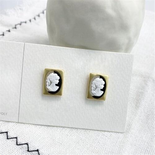 Restoring ancient ways like French golden frame stud earrings elegant temperament needles court wind anaglyph earrings