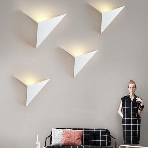 Creative Iron Art Special-shaped Triangular Wall Lamp，Maple Leaf Wall Lamp，Nordic Simple Bedroom Study Hotel Mirror Headlight
