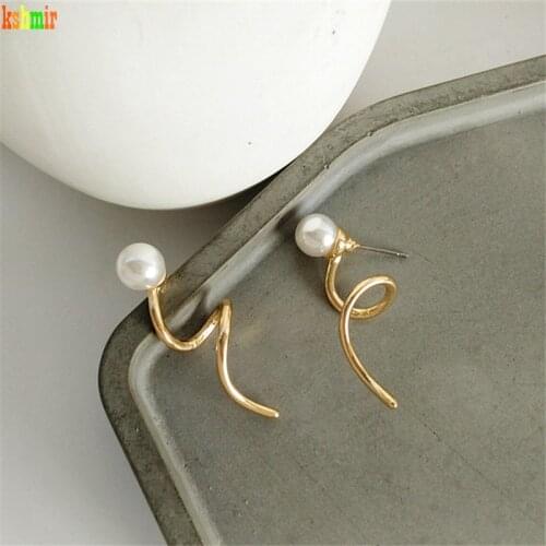 Kshmir Gold Earrings with Irregular Lines Spiral Curved Earrings Pearl Studs Fashionable Female Earrings with Simple Geometric