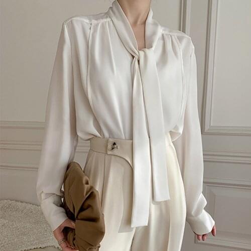 Satin Ladies' shirt,simple style, a stylish V-neck shirt with design, a simple commuter trendy top elegant office lady shirt