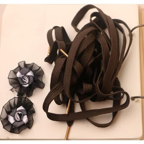 A pair of military green canvas sneakers, laces and long ropes with a bandwidth of 127cm