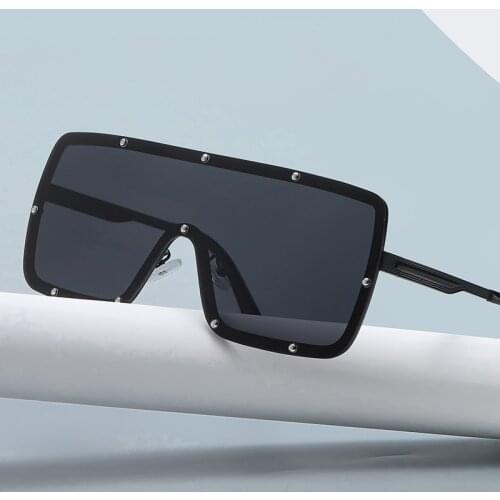 JackJad 2021 Fashion Cool Spikes Rivets Shield Style Sunglasses Flat Top Men Women Vintage Brand Design Sun Glasses Shades 106