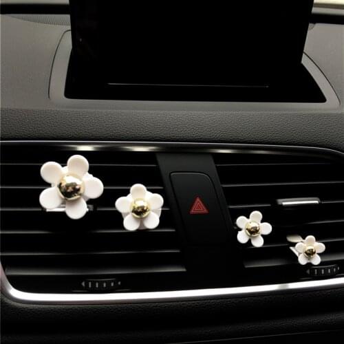 4 beautiful little white chrysanthemums Automotive air freshener perfume decoration Pink flower shaped car perfume clip