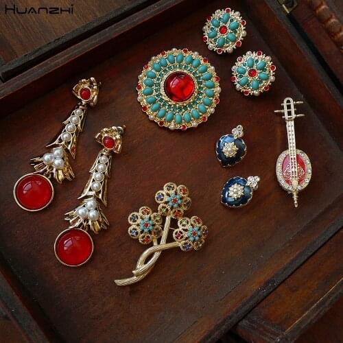 HUANZHI 2020 New Rhinestone Imitation Pearls Enamel Metal Brooch Vintage Hollow Out Flower Cloth Accessories for Women Jewelry