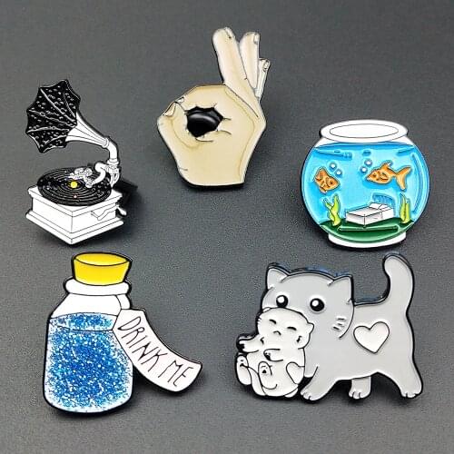Phonograph Enamel Cartoon Pins Brooches Badges Bags Metal Pin Gifts For Friends Jewelry Cute Kids Brooch DIY Clothes backpack