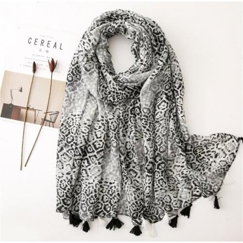 Fashion Sunscreen Shawl Womens New Scarf Autumn 2020 Leopard Print Beach Scarf with Tassel