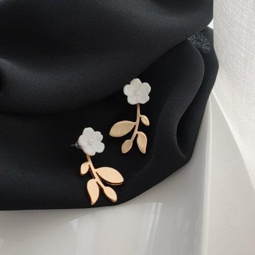 Retro Classical Metal Leaf Resin Flower Stud Earrings Fashion Geometric White Petals Pearl Earrings Women Jewelry Accessories