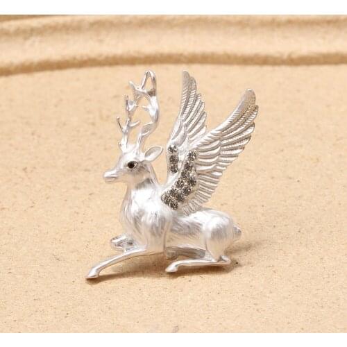 Lovely Sika Deer Retro Elk Brooch Flying Deer Animal Pin Sika Deer Christmas Gifts For Men And Women