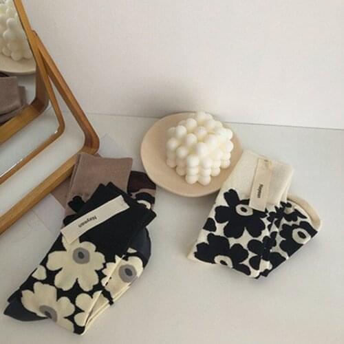 The New Spring And Autumn Girls' Heart Tube Texture Is Elegant, And The Aame Retro Style Socks Are Childrens Middle Tube Socks