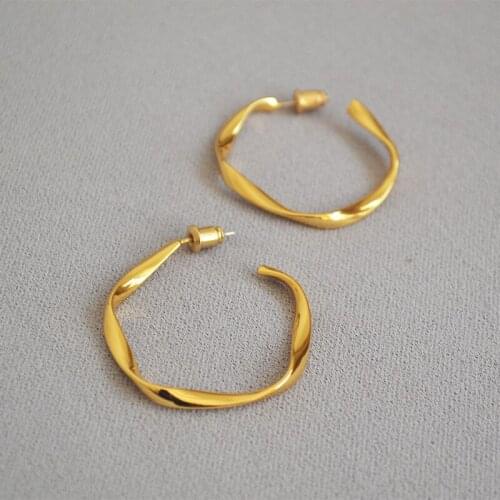 Korean exquisite simple brass gilded twisted earrings for women Mobius ring anti-allergy C-shape earrings female fashion jewelry