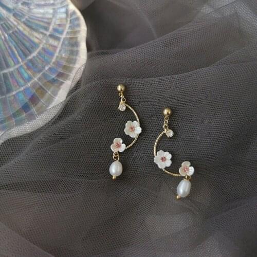 Fashion Temperament Simple Imitation Pearl Flower Clip Earrings for Women Wedding Elegant White Shell Flower Earrings