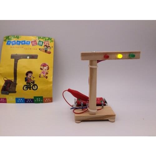 Primary school students scientific experiment toys children hand diy material technology creative traffic lights small invention