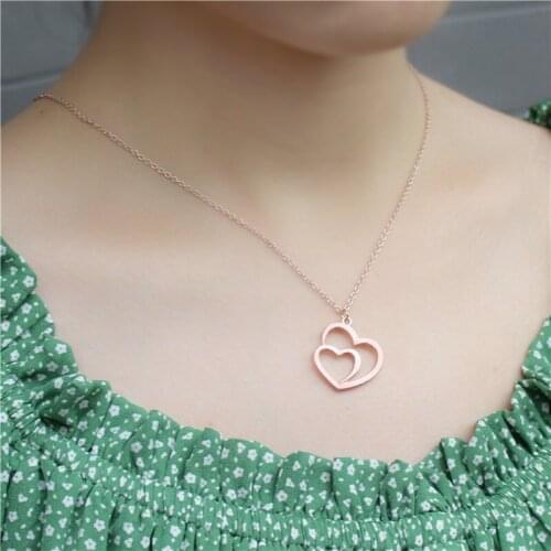Popular in Europe and the United States, hollowed-out double heart necklace as a gift for mom and girlfriend
