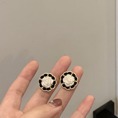 XIYANIKE Cute White Flower Stud Earrings Geometric Alloy Ear Accessories 2021 New For Women Girls Fashion Party Jewelry Gift