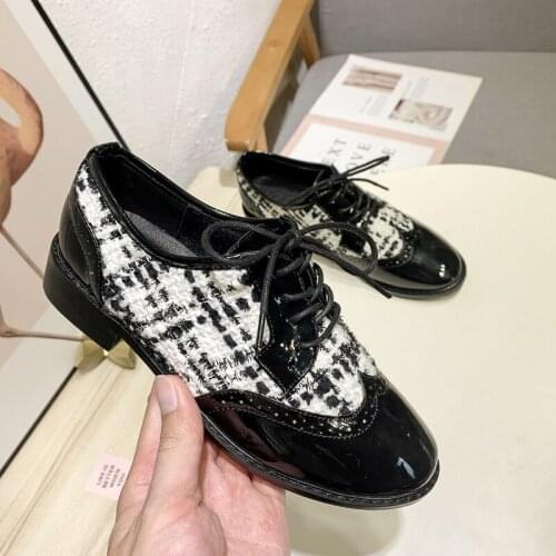 Black/white mixed color cloth patchwork oxford shoes woman cutout japanned leather brogues student lace up derby shoes s617